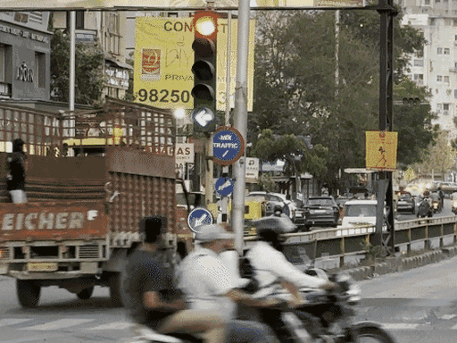 ગુગલ મેપની મદદથી ટ્રાફિક પોલીસને રિયલ ટાઈમ ડેટા મળશે:SG હાઈવે, SP રીંગ રોડ, નારોલ, નરોડા સહિત 13 મુખ્ય રસ્તા પર ટ્રાફિક કે પાણી ભરાશે તો મિનિટોમાં ખબર પડી જશે