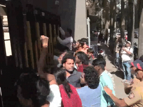 મુંબઈની સોસાયટીમાં બકરા લાવવા પર વિવાદ:બે પક્ષો વચ્ચે મારામારી, ચાકુ વડે હુમલાનો આરોપ; વિસ્તારમાં પોલીસ બંદોબસ્ત ગોઠવાયો