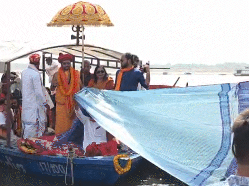 8 વર્ષ બાદ પુરુષોત્તમ માસમાં ગંગા દશેરાનો સંયોગ:મા ગંગાને 5100 સાડીમાંથી બનેલી ચુંદડી ચઢાવી, 501 લિટર દૂધથી અભિષેક; લાખો શ્રદ્ધાળુઓની આસ્થાની ડૂબકી