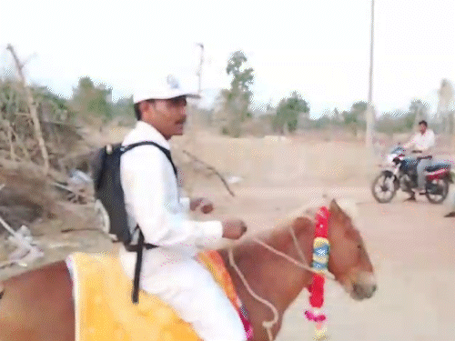 ગઢવામાં ‘ઘોડા પર વસ્તી ગણતરી’નો વીડિયો વાયરલ:કહ્યું- પેટ્રોલ-ડીઝલ મોંઘું થઈ રહ્યું છે, બાઇક પર 1500 ખર્ચ, ઘોડા પર 1000 રૂપિયા