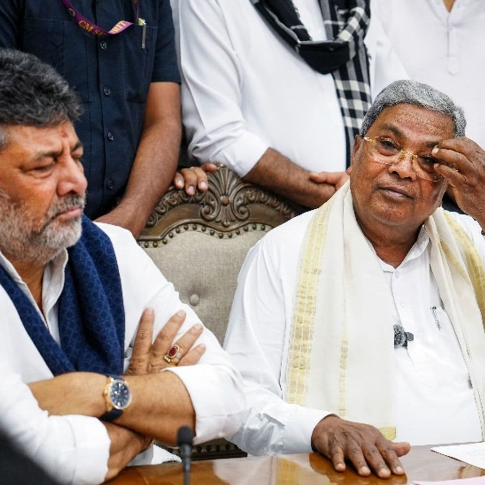 કર્ણાટકના CM સિદ્ધારમૈયાનું રાજીનામું મંજૂર:કોંગ્રેસ હાઈકમાન્ડને મળવા દિલ્હી પહોંચ્યા; શિવકુમાર આવતા અઠવાડિયે શપથ લઈ શકે છે