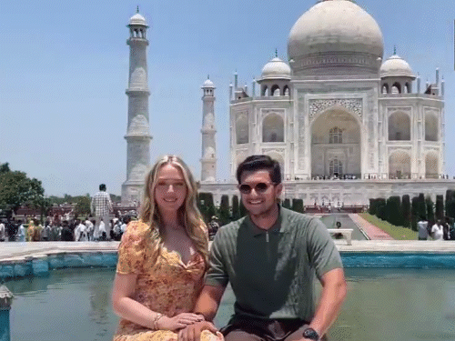 ટ્રમ્પની દીકરી ટિફનીએ પતિ સાથે તાજમહેલ જોયો:એરપોર્ટથી સીધા પહોંચ્યા, ડાયના બેન્ચ પર ફોટો પડાવ્યો; ગાઈડને સવાલો કર્યા