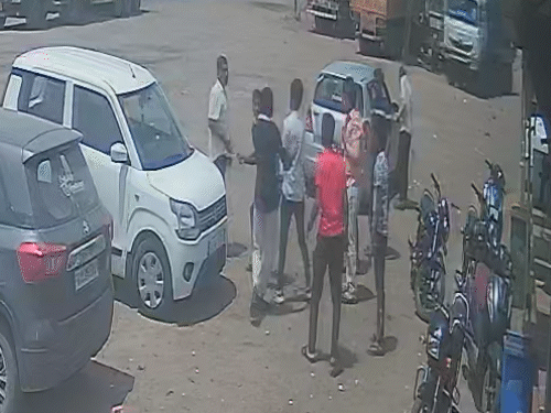 જાંબુડા પાટિયા પાસે યુવાન પર છરી વડે હુમલો, CCTV:અગાઉની અદાવતમાં સમાધાન કરવા જતાં બે શખ્સોએ માર માર્યો, પોલીસે તપાસ હાથ ધરી