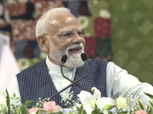 ચાલુ સભામાં PMએ ચિત્ર સ્વીકારી યુવકને આશીર્વાદ આપ્યા:મોદીથી પ્રભાવિત થઈ પેન્સિલ-રબરથી બનાવ્યું વિશાળ પોર્ટ્રેટ, સુરતના ધો.12ના વિદ્યાર્થીની કમાલ