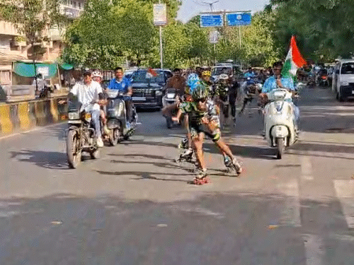 વિશ્વ પર્યાવરણ દિવસની અનોખી ઉજવણી:તખ્તેશ્વરથી કોળિયાક સુધી સ્કેટીંગ રેલી કાઢી બાળકોએ જળ પ્રદૂષણ મુક્તિનો સંદેશ આપ્યો, કહ્યું- પૃથ્વી અને જળનું જતન કરવું એ દરેકની જવાબદારી