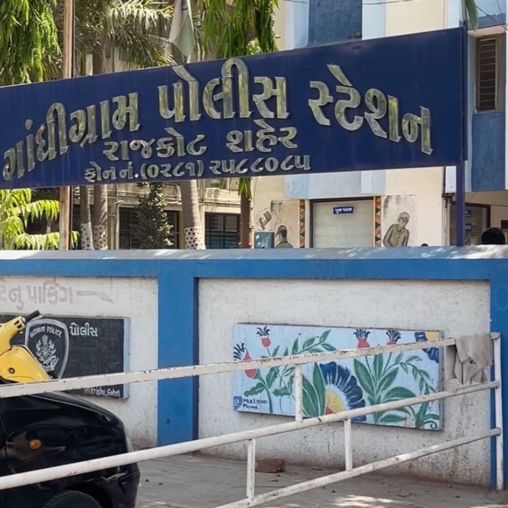 ‘હું પીપળીયાનો મુન્નો છું, પટ્ટા-ટોપી ઉતરાવી નાખીશ’ કહી પીઆઈને ધમકી:રાજકોટમાં ટ્રાફિક પોલીસે નંબર પ્લેટ વગરનું ડમ્પર ડિટેઇન કરતા બે શખ્સોએ વાહન રોકી પોલીસની ફરજમાં રુકાવટ કરી