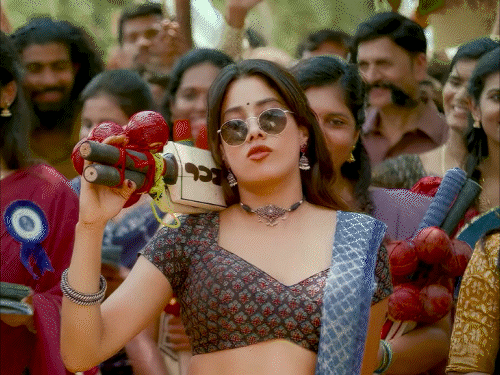 'પેદ્દી'માં જાહ્નવીના 'બોલ્ડ' પાત્ર પર હોબાળો:વિરોધ વધતાં ડિરેક્ટરે માફી માંગી, કહ્યું- 'દરેક મહિલા સન્માનની હકદાર છે, વાંધાજનક દ્રશ્યોમાં ફેરફાર કરીશું'