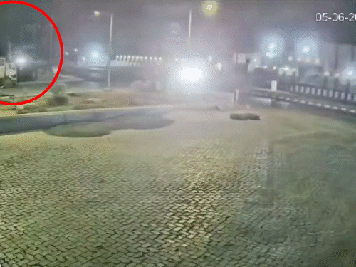 પૂરઝડપે આવતી કાર ડમ્પરમાં ઘૂસી, પાંચના મોત, CCTV:બે ગંભીર, પતરા કાપીને કારમાંથી લોકોને બહાર કાઢ્યા, ઘાયલ બાઈક ચાલકને હોસ્પિટલ પહોંચાડે એ પહેલા કાળનો ભેટો