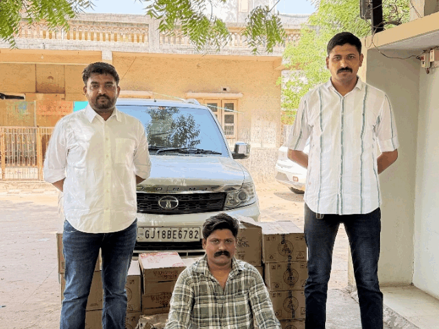 મહેસાણાથી ગાંધીનગર સુધીના દારૂ નેટવર્કનો પર્દાફાશ:કલોલ તાલુકા પોલીસે ફિલ્મીઢબે દારૂ ભરેલી સફારી ગાડી સાથે પેથાપુરના બુટલેગરને દબોચ્યો, 11 લાખથી વધુનો મુદ્દામાલ જપ્ત