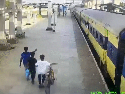 400 CCTV ફંફોળી પોલીસે જોડીયા ભાઈ સહિત ત્રણને શોધી કાઢ્યા:વટવા રેલવે સ્ટેશનથી ટ્રેનમાં બેસી મુંબઈ ફરવા નીખળ્યા હતા, સાયકલ પર જુહુ અને બાંદ્રા ફર્યા