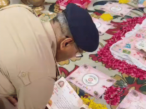 જ્યાં કાયદાના આદેશ છૂટે છે, ત્યાં આજે વહાલના ઝરણાં વહ્યાં:ત્યજી દેવાયેલી માસૂમની સુરત પોલીસે માવતર બની 'છઠ્ઠી' ઉજવી, નામ રાખ્યું ‘કશિશ’