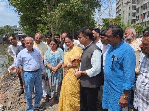 ખાડી પૂરની કાયમી સમસ્યા નિવારવા સુરત મનપા સજ્જ:પ્રફુલ પાનશેરીયાએ પુણાના નીચાણવાળા વિસ્તારોમાં 'એમ્ફિબિયસ મશીન'થી ચાલતી સફાઈનું જાત નિરીક્ષણ કર્યું