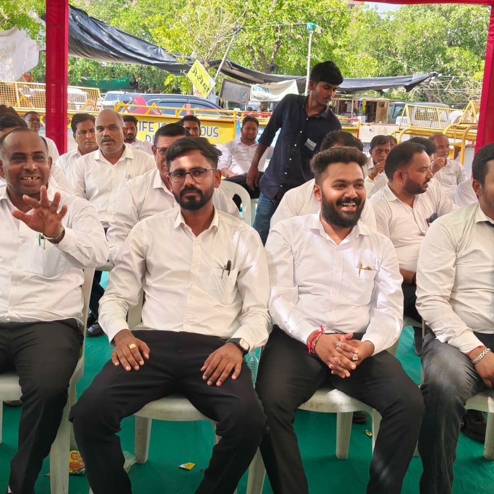 ગાંધીનગર કોર્ટમાં જજ વિરૂદ્ધ વકીલોનો જંગ:બાર એસોસિએશનના નેજા હેઠળ તંબુ તાણી વિરોધ પ્રદર્શન, ડિસ્ટ્રીક્ટ જજની બદલી સહિતની માંગ સાથે લડી લેવાના મૂડમાં