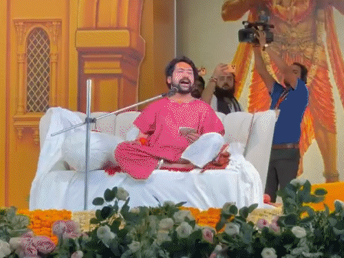 'બાબા બાગેશ્વરે હુંકાર કરતા જ મહિલા-પુરુષો ધુણ્યા':રાજકોટમાં ધીરેન્દ્ર શાસ્ત્રીના દિવ્ય દરબારમાં જાહેરમાં ભૂત-પ્રેત કાઢવાના નામે અંધશ્રદ્ધા ફેલાવતા દૃશ્યો, પીપળીયાએ સુઓમોટોની માગ કરી
