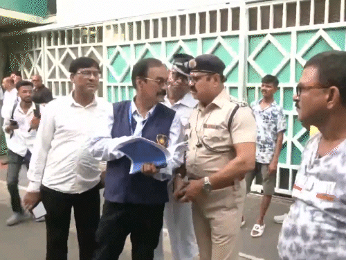 મમતા બેનર્જીના ઘરે પહોંચી CIDની ટીમ:TMC ધારાસભ્યોએ ફરિયાદ કરી હતી, પોલીસ આવ્યા પછી એન્ટ્રી મળી; વિપક્ષ નેતાના પ્રસ્તાવ પર નકલી સહીનો આરોપ