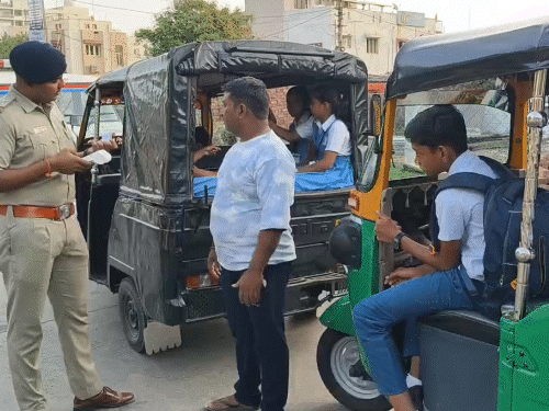 ભાવનગર RTOનું સતત બીજા દિવસે ચેકિંગ:સ્કૂલ-કોલેજના 22 વાહનો દંડાયા, ₹1.20 લાખથી વધુનો દંડ વસૂલાયો