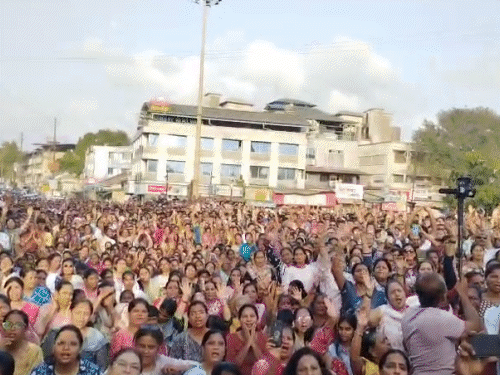 દહાણુંબંધના એલાનને સજ્જડ પ્રતિસાદ:વેપારીઓએ સ્વયંભૂ પોતાના ધંધા-રોજગાર બંધ રાખીને વિરોધ નોંધાવ્યો; મહિલા તસ્કરી નેટવર્કની તપાસની માંગ ઊઠી